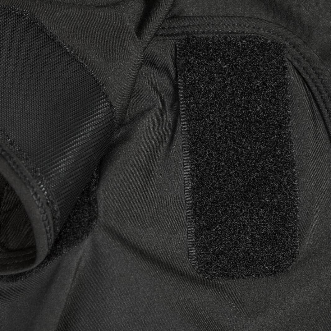 Detailed view of the Velcro closure on the black therapeutic compression hood for horses, ensuring a secure and adjustable fit.